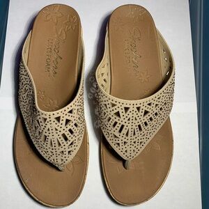 Skechers Women's Beige Cutout Sandals size 8